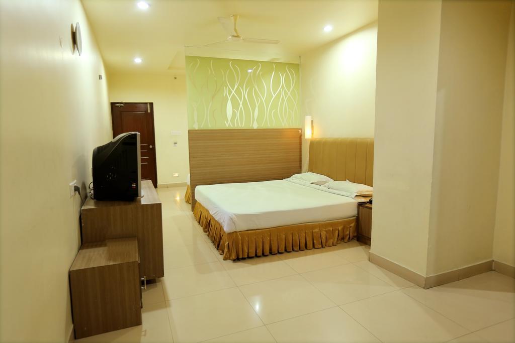 Hotel Sitara Grand Hyderabad Bagian luar foto